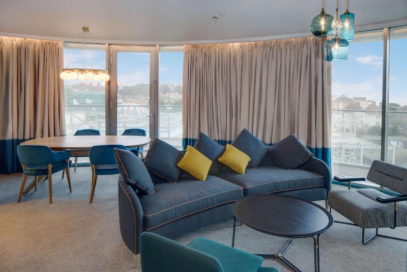 One-Bedroom King Suite with Sea View image 4