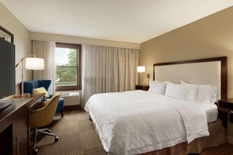 King Room with King Bed - Non-Smoking image 4