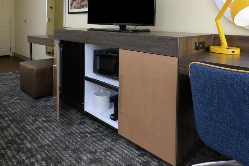 King Room with Accessible Tub - Mobility and Hearing Access/Non-Smoking image 3