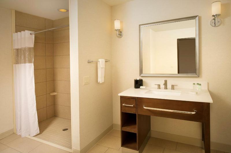 King Studio with Roll-In Shower - Mobility and Hearing Access/Non-Smoking image 2