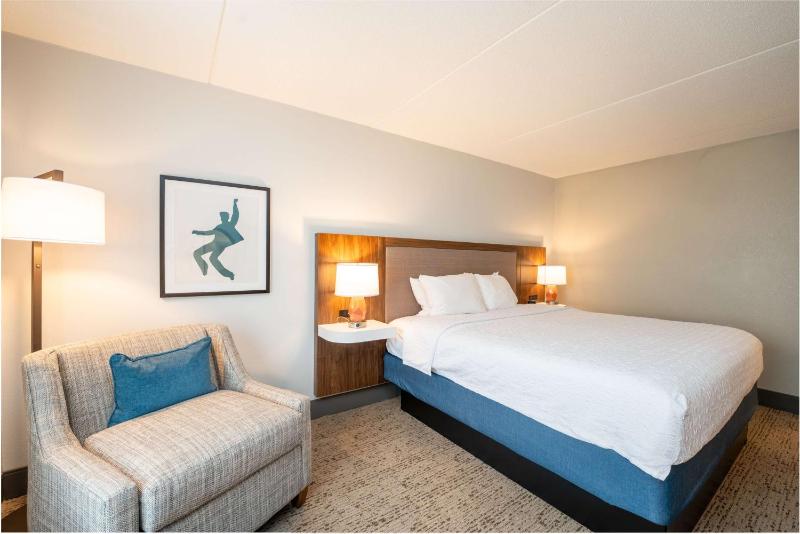 King Room with King Bed - Non-Smoking image 3