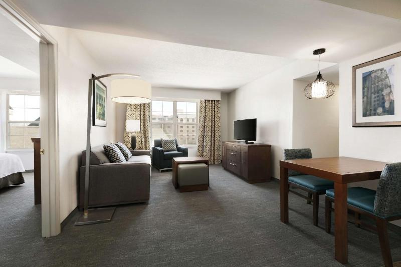 Two-Bedroom Suite with One King And Two Double Beds - Non-Smoking image 4