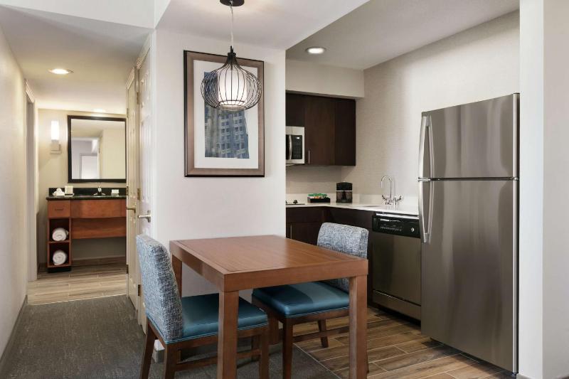 Two-Bedroom Suite with One King And Two Double Beds - Non-Smoking image 3