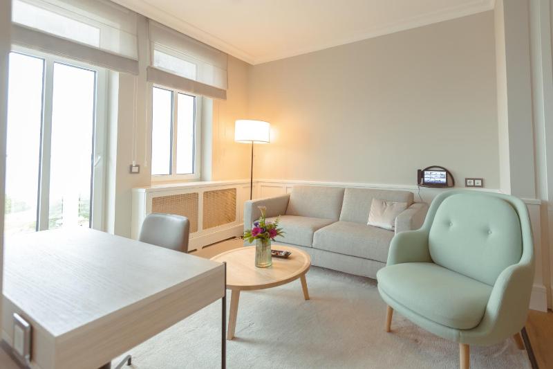 Junior Suite with Balcony image 4