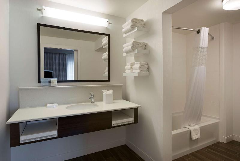 Queen Suite - Non-Smoking image 2