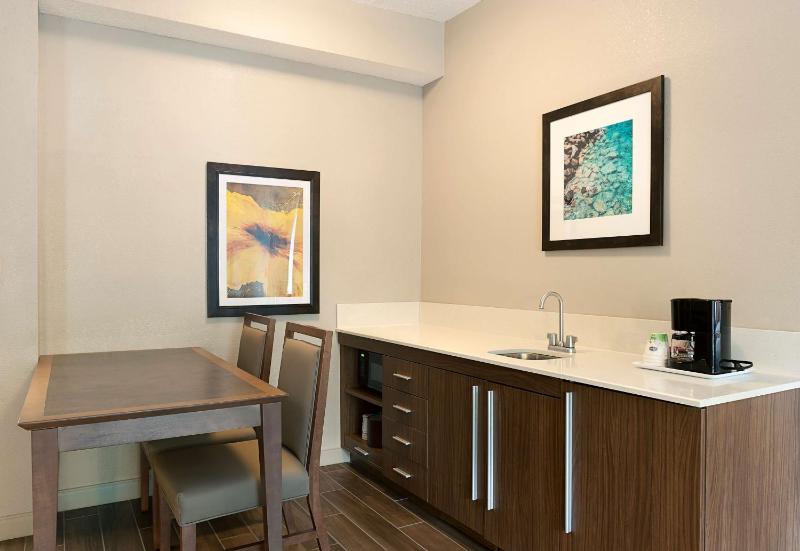 Queen Suite - Non-Smoking image 4