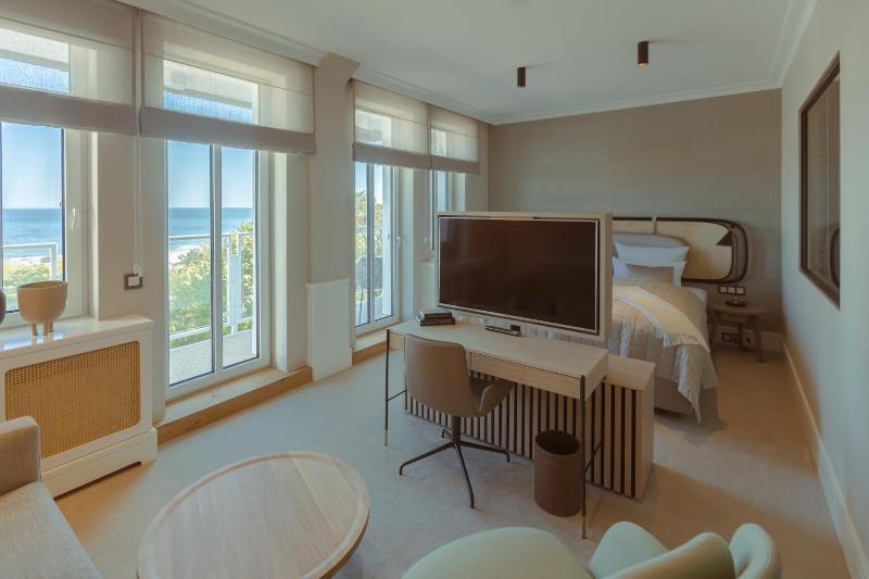 Junior Suite with Balcony image 3
