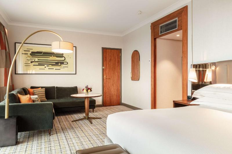 King Junior Suite Canal View image 3