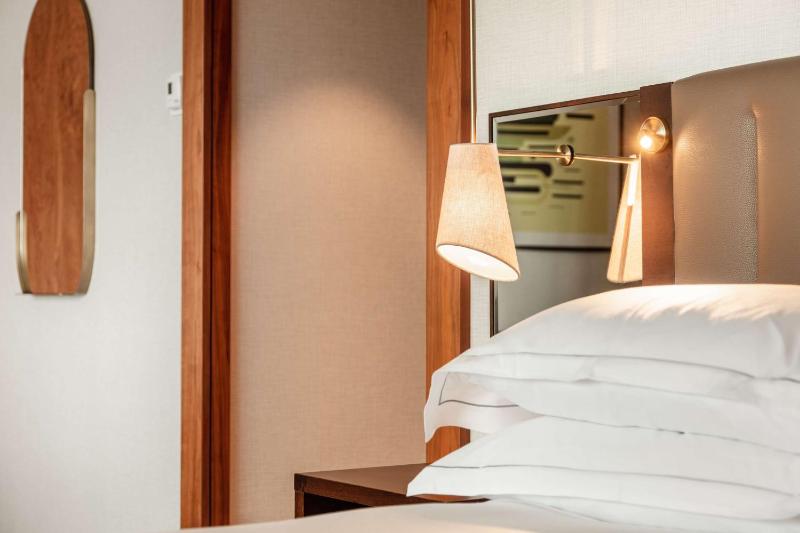King Junior Suite Canal View image 4