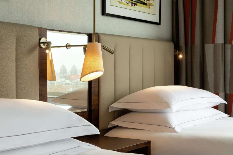 Twin Deluxe Room with Canal View image 4