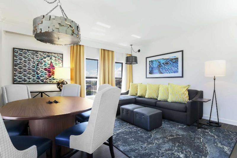 One-Bedroom King Suite with Walk-In Shower image 4