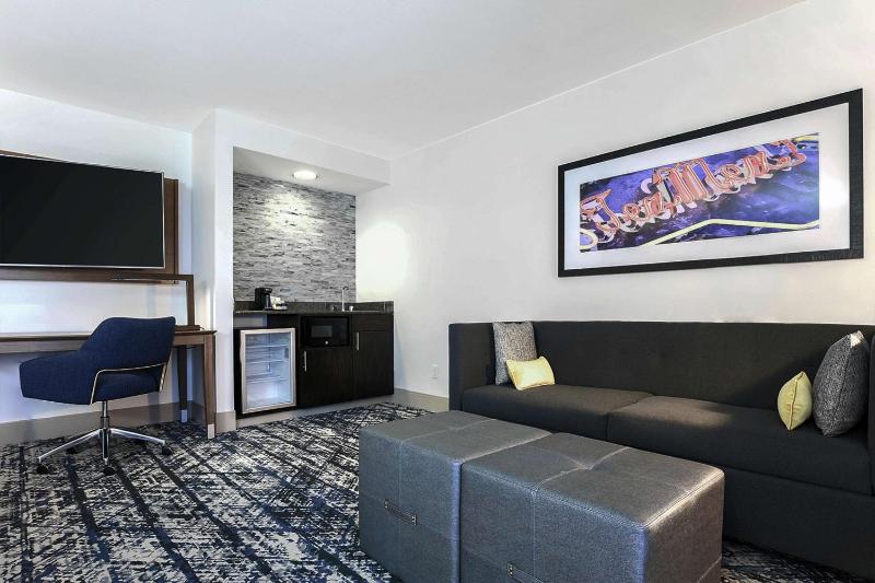Hampton Inn & Suites by Hilton Austin Downtown - image 4