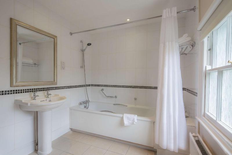 Deluxe Double Hilton Guest Room image 1