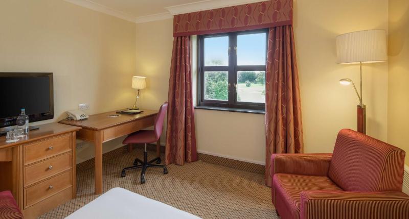 Deluxe Twin Hilton Guest Room image 3