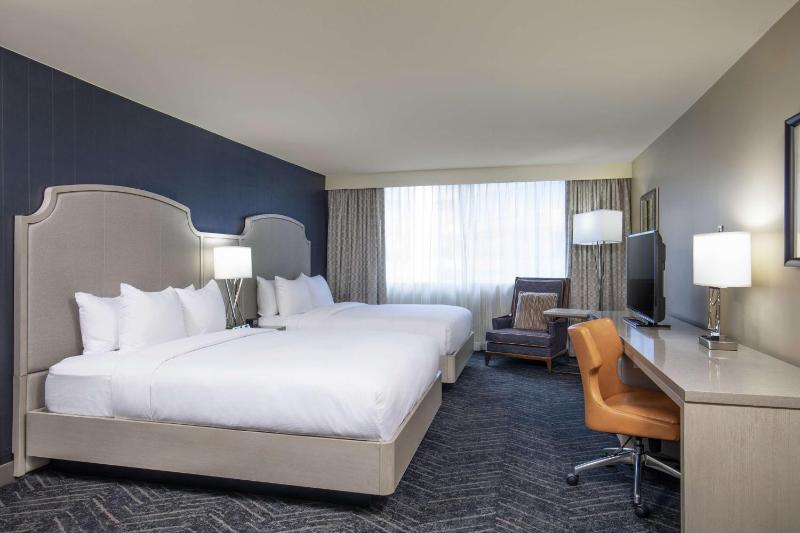 Queen Room with Two Queen Beds and Bath Tub - Mobility Access image 3