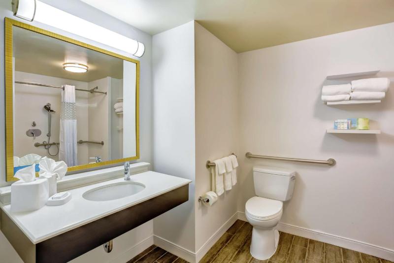 Queen Room with Two Queen Beds - Hearing Access image 3