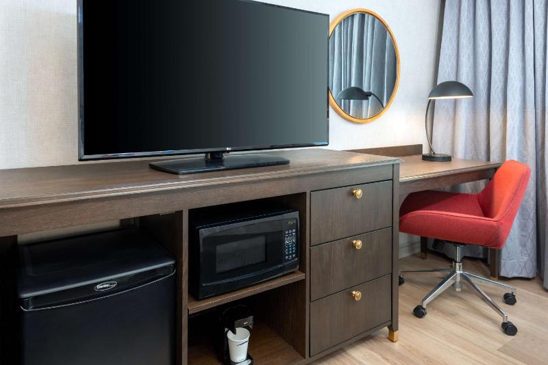 Deluxe King Room image 3