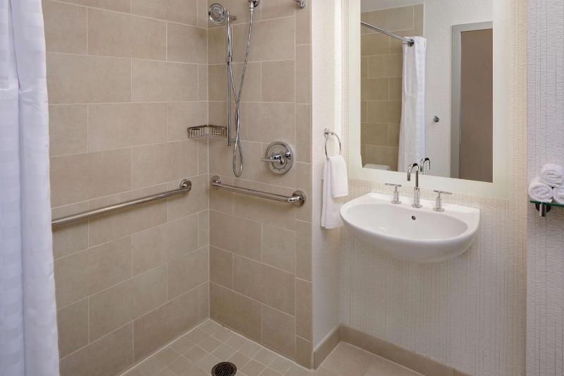 Queen Room with Two Queen Beds - Disability Access/Roll-In Shower - Non-Smoking image 2