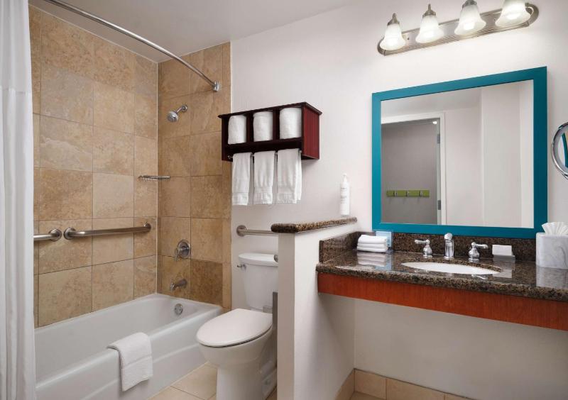 King Room with Bath Tub - Disability Access image 3