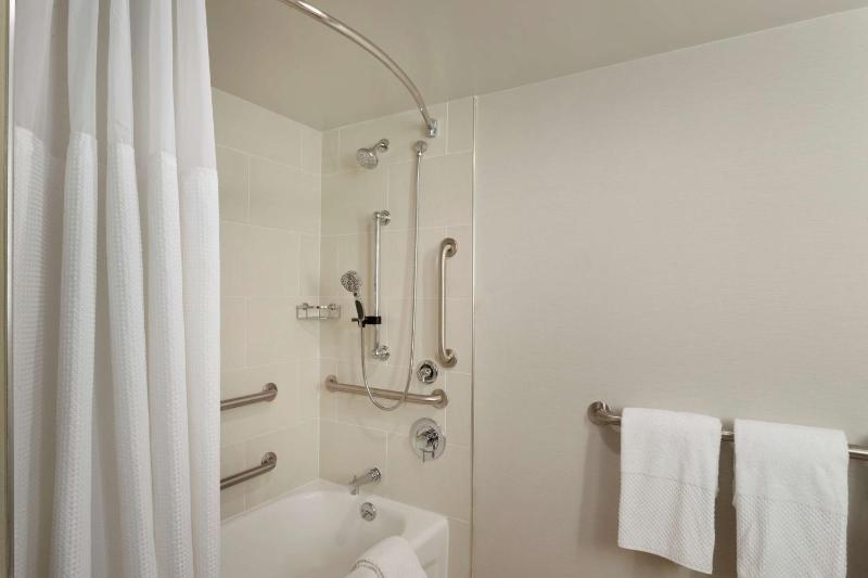 King Room - Mobility Access/Non-Smoking image 2