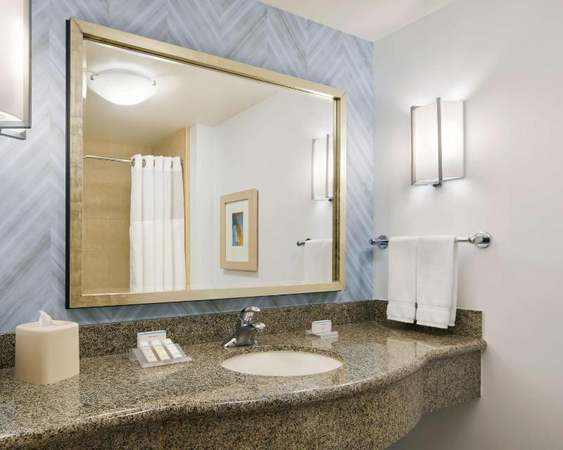 Queen Room with Two Queen Beds image 2