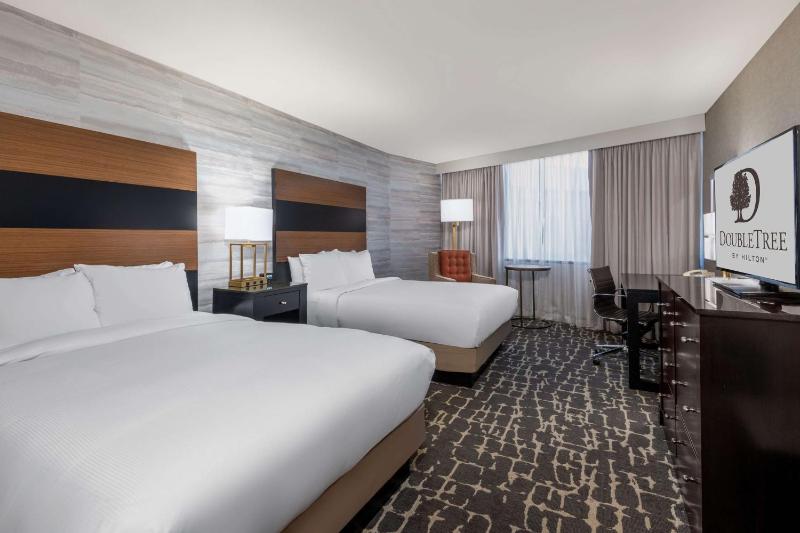 Queen Room with Two Queen Beds - Non-Smoking image 4