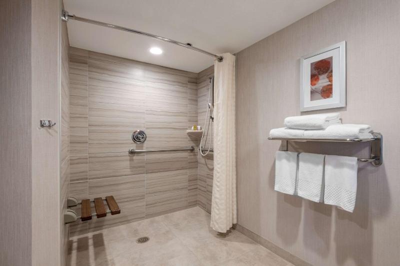 Deluxe King Room - Disability Access image 2
