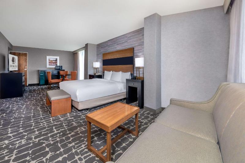 Deluxe King Room - Disability Access image 3