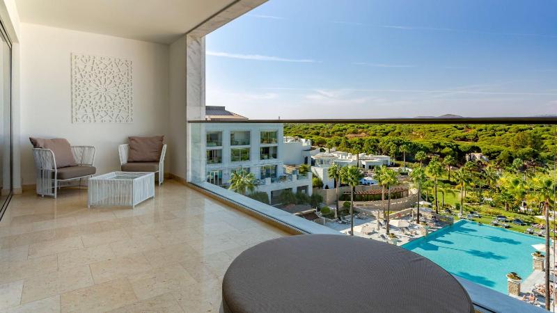 Grand Deluxe King Room with Pool View image 3