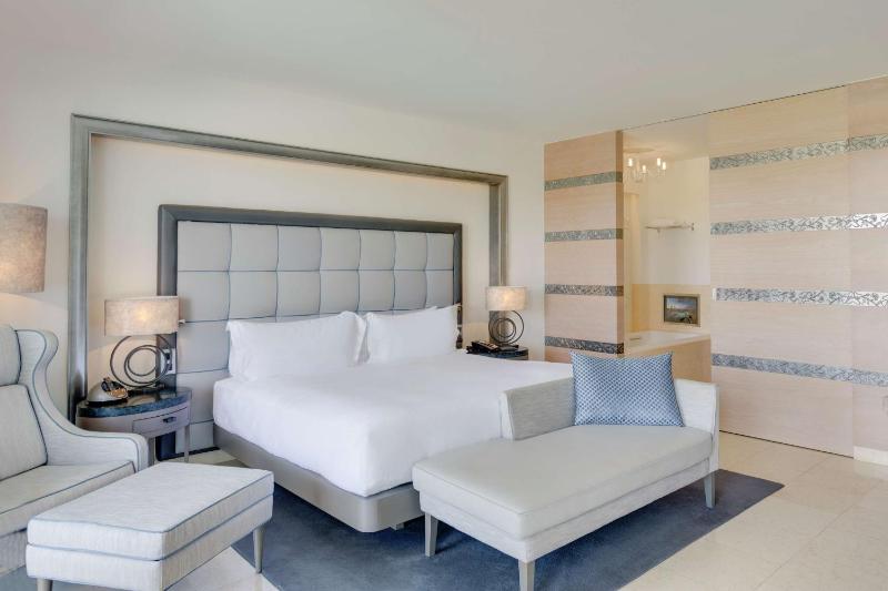 Deluxe King Room with Pool View image 1