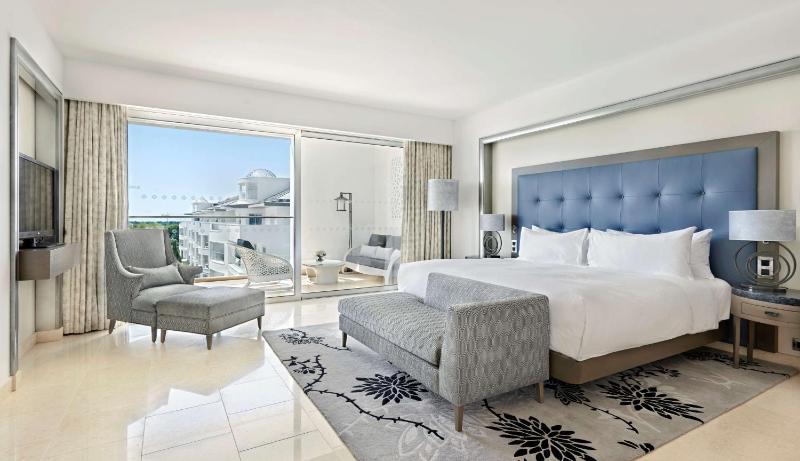 Grand Deluxe King Suite with Pool View image 3