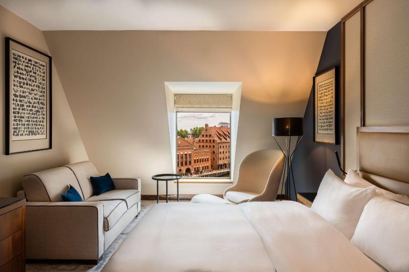 Deluxe King Room with River View image 3