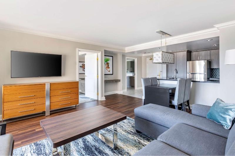 Three-Bedroom Premier Suite with Sofa Bed image 3