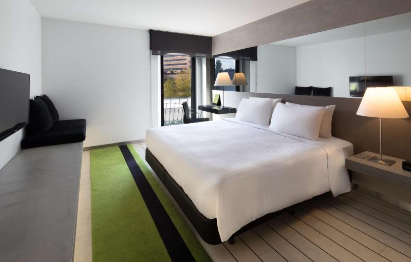 King Room with Street View image 1