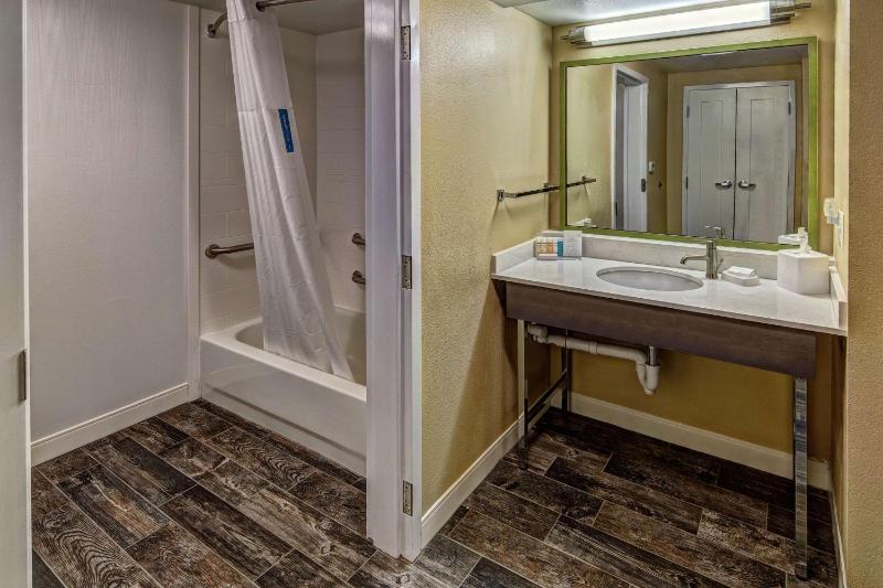 King Suite - Hearing Access/Non-Smoking image 1