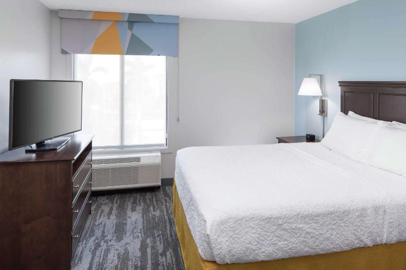 1 Bedroom Queen Suite with Sofa Bed image 3