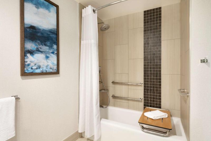 One-Bedroom Suite with Tub - Mobility Accessible/Non-Smoking image 3
