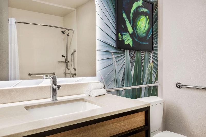 King Room with BathTub - Disability Access  image 2