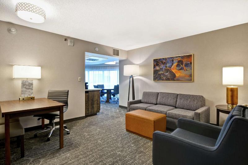 Executive Corner King Suite w/ Sofa Sleeper, 1 Bedroom image 4
