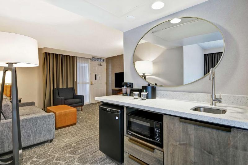 Executive Corner King Suite w/ Sofa Sleeper, 1 Bedroom image 2