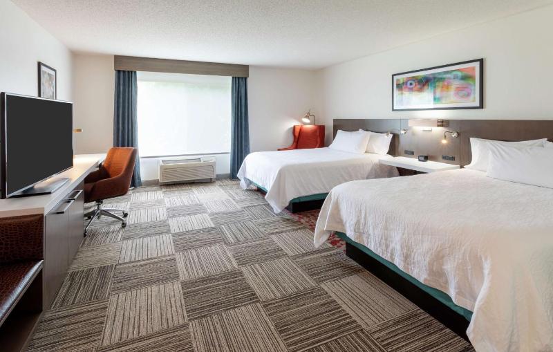 Queen Room with Two Queen Beds - Mobility Access image 3