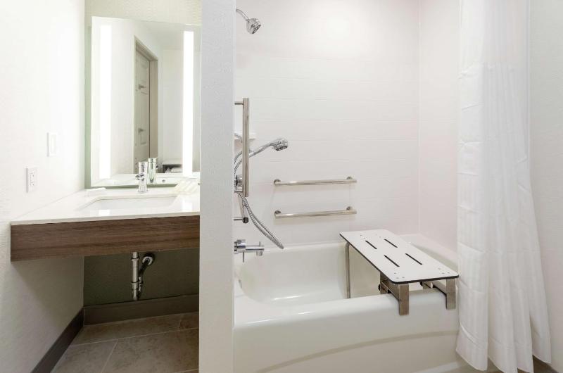 Queen Room with Two Queen Beds - Mobility Access image 2