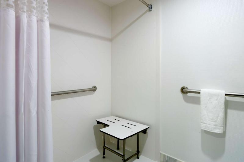 King Room with Roll-In Shower - Mobility and Hearing Access image 2