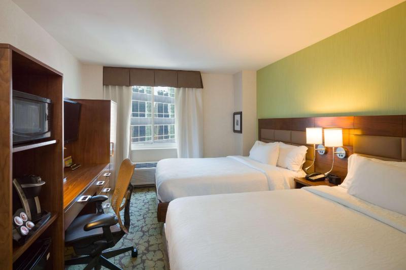 Queen Room with Two Queen Beds and City View image 3