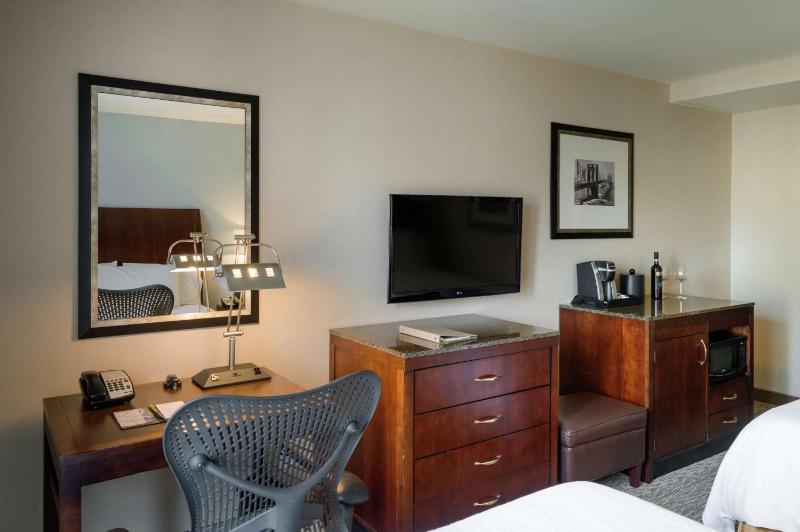 Double Room with Two Double Beds and City View  image 3