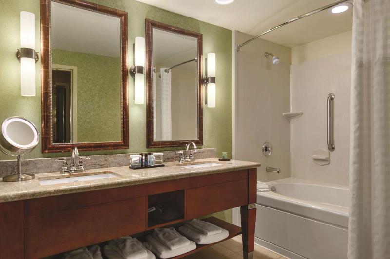 Executive Queen Suite with Two Queen Beds -Non-Smoking image 3