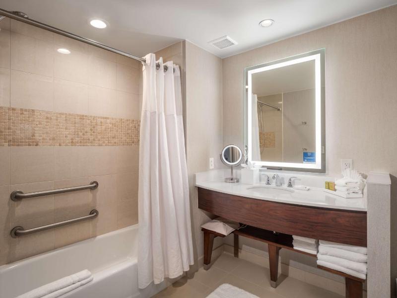 Queen Room with Two Queen Beds and Bath Tub - Mobility Accessible image 3