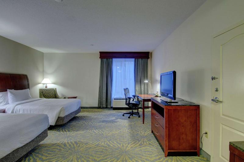 Queen Room with Two Queen Beds - Hearing Access image 3