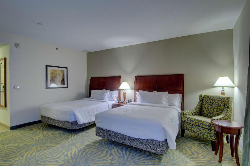 Queen Room with Two Queen Beds - Hearing Access image 4