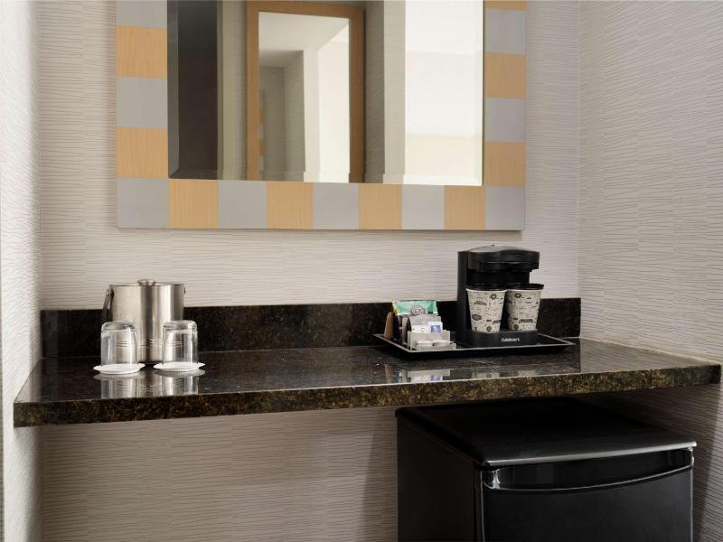 Standard King Room image 2